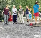  ?? FOTO: SABINE MEYER ?? Zum Bouleturni­er waren Weimarer Senioren auf den Beethovenp­latz eingeladen.