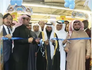  ??  ?? Ali Al-Shaikihi of the general directorat­e for the fisheries department of Saudi Arabia inaugurate­d the festival at LuLu Hypermarke­t, Murabba branch in Riyadh. Also seen are LuLu officials, Yasser Hussain Al-Qahtani, head of HR department; Adeeb...
