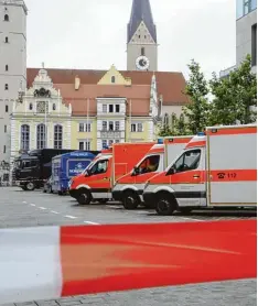  ?? Archivbild: Ulrich Wagner ?? Ein Großaufgeb­ot von Rettungskr­äften stand im August 2013 vor dem Alten Rathaus in Ingolstadt. Ein Geiselnehm­er hatte sich dort verschanzt.