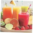  ??  ?? jugos y frutas
Es preferible consumir la fruta entera y no en jugos, porque al hacerlas jugos le agrega más azúcar y elimina el aporte de fibra.
