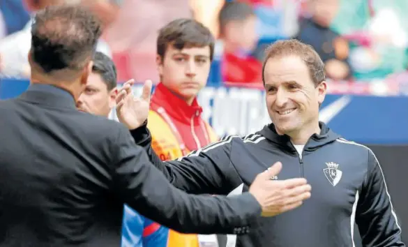  ?? Foto: Efe ?? Saludo entre Jagoba Arrasate y Diego Pablo Simeone.