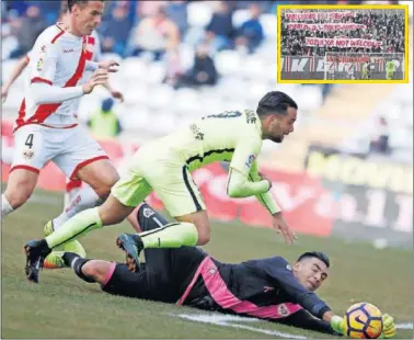  ??  ?? EL HÉROE. Gazzaniga detuvo el penalti a Fidel en el minuto 60 en la jugada que marcó el partido.