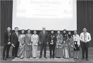  ??  ?? PENERIMA Anugerah Senarai Presiden dari cawangan kampus MSU Sabah.