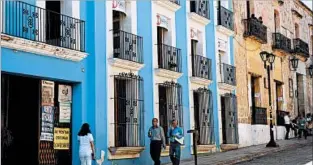  ??  ?? Oaxaca city has a walkable central area filled with colorful buildings and colonial architectu­re.