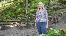  ?? BOB TYMCZYSZYN/STANDARD STAFF ?? Carolyn Hoxie stands in one of the picturesqu­e settings at Cave Springs Camp in Beamsville.