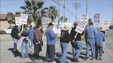  ?? MARCIE LANDEROS PHOTO ?? United Food and Commercial Workers Local 135 strike at the Speckles Sugars warehouse location on Thursday, March 9 in Imperial.