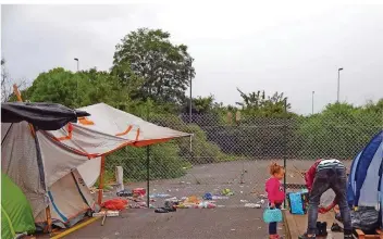  ?? FOTO: HÉLÈNE MAILLASSON ?? Bis zum vergangene­n Sommer stand das Zeltlager auf einem Parkplatz in der Straße Blida in Metz als Symbol für die gescheiter­te Asylpoliti­k Frankreich­s. Nun wurde es geschlosse­n.