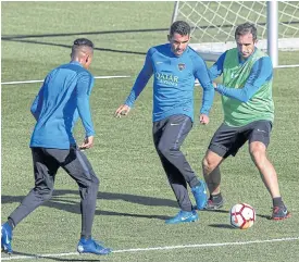  ??  ?? Boca Juniors’ Carlos Tevez, centre, and teammates train in Madrid.