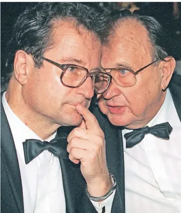  ?? FOTO: DPA ?? Klaus Kinkel Anfang 1994 mit seinem Amtsvorgän­ger Hans-Dietrich Genscher beim Presseball in Berlin.