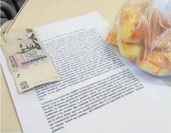  ??  ?? El descargo. Al otro día, Bianca dejó su carta, $ 50 y los bizcochito­s en la cabina del peaje