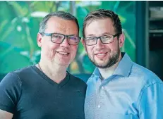  ?? RP-FOTO: H.-J. BAUER ?? Jürgen und Michel Caasmann (v.l.) kommen mit ihrer Hochzeit zu Fernseh-Ehren. Gedreht wurde der TV-Beitrag in ihren Unterbilke­r Restaurant.