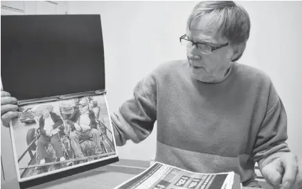  ?? ASHLEY THOMPSON
SALTWIRE NETWORK ?? Clayton Dauphinee, originally from Nictaux, holds a photo of his parents, Hazel and Frank Dauphinee.•