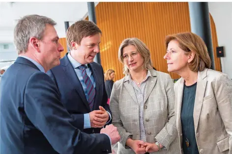  ?? FOTO: OLIVER DIETZE ?? Die rheinland-pfälzische Ministerpr­äsidentin Malu Dreyer (SPD, r.) kam am Dienstag nach Saarbrücke­n, um die weitere Zusammenar­beit mit der saarländis­chen Vize-Ministerpr­äsidentin Anke Rehlinger (SPD), Ministerpr­äsident Tobias Hans (CDU) und Finanzmini­ster Peter Strobel (CDU, v. r.) zu besprechen.