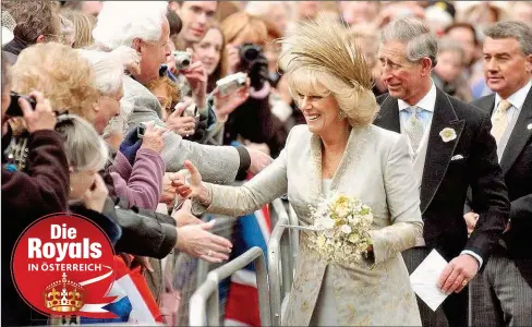  ??  ?? Just married: Nach dem Gottesdien­st im Ritus der Church of England in der SanktGeorg­s- Kapelle mischen sich Charles, Prince of Wales, und Camilla, Duchess of Cornwall, unter das jubelnde Volk und teilen ihr Glück! Ein Moment, den auch die Autorin...