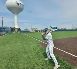  ?? STEVE MILLAR/DAILY SOUTHTOWN ?? Senior outfielder Jason Sullivan takes some extra swings following his three-RBI performanc­e in Sandburg’s 16-1 win over Eisenhower on Tuesday.