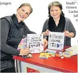  ?? FOTO: PRIVAT ?? Nicola HengstGohl­ke (l.) und Katja Kobold mit dem neuen Buch.
