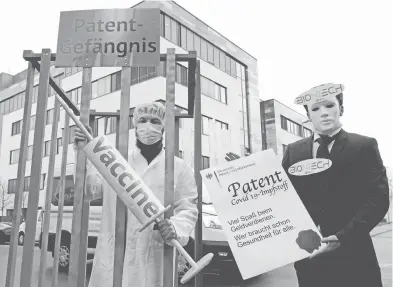  ?? ?? Activistas protestan contra las patentes frente a un laboratori­o de Biontech, en Alemania