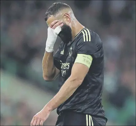  ?? Foto: ap ?? Karim Benzema se lamenta tras caer lesionado en Celtic park