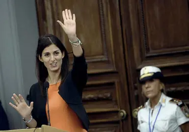  ??  ?? La sindaca Virginia Raggi nell’aula Giulio Cesare durante una recente seduta del Consiglio comunale