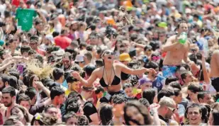  ?? FOTO ÁNGEL MANSO ?? La sesión vermú es una de las fiestas más multitudun­arias de la zona.