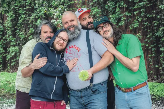  ?? VALÉRIAN MAZATAUD LE DEVOIR ?? Sur scène, cinq musiciens forment Les Hôtesses d’Hilaire, mais en studio s’en ajoute un sixième, l’arrangeur et réalisateu­r Pierre-Guy Blanchard, un peu comme le compas musical du groupe.