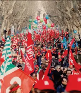  ?? SPACE24 ?? Sindacati riuniti. La manifestaz­ione di Cgil, Cisl e Uil “Futuro al lavoro” a Roma. Hanno sfilato anche le imprese “Sì Triv”