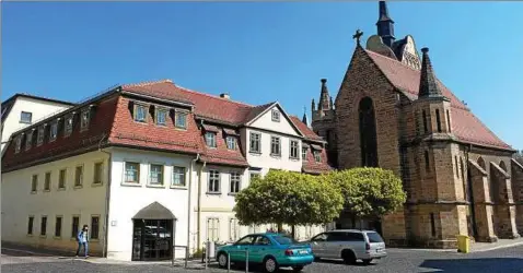  ??  ?? Blick zum Otto-dix-haus in Gera-untermhaus mit der benachbart­en Marienkirc­he. Foto: Peter Endig, dpa