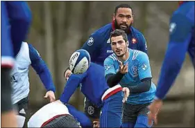  ??  ?? Sébastien Bézy, devant Atonio Uini, à l’entraîneme­nt à Marcoussis (Essonne).