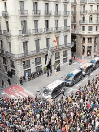  ?? ORIOL CAMPUZANO ?? El histórico edificio policial, rodeado por independen­tistas