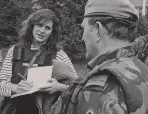  ??  ?? Di Giovanni speaks to a UN peacekeepe­r in Bosnia in 1993