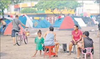  ??  ?? Refugiados venezolano­s en la plaza Simón Bolívar, ayer, en la ciudad de Boa Vista, capital del estado de Roraima, Brasil. EFE