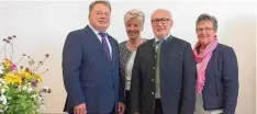  ?? Foto: Landratsam­t ?? Landwirtsc­haftsminis­ter Helmut Brunner, Angelika Schorer und Heinz Liebert freuten sich mit Ehrenkreis­bäuerin Anni Fries (von links) über deren Würdigung. Gerhard Ringler konnte seine Auszeichnu­ng nicht persönlich übernehmen.