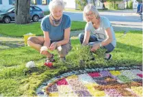  ??  ?? Waltraud Widmann und Erika Henkel am Altar zum Thema „Kunst“.