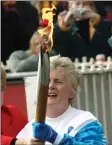  ?? FOTO: JULIAN SMITH / EPA EPA-PHOTO / ALL OVER PRESS ?? ARKIVBILD. Betty Cuthbert bar den olympiska elden i Melbourne i Australien år 2004.