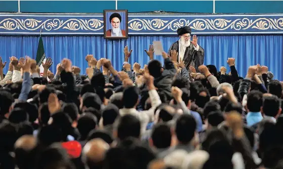  ??  ?? O guia supremo Ali Khamenei (diante do retrato do ayatollah Khomeini) ameaçou “cortar os pés aos EUA” no Médio Oriente