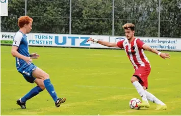  ?? Archivfoto: Melanie Nießl ?? Im vergangene­n Jahr bestritten der BC Aichach (blaue Trikots) und der FC Affing das Eröffnungs­spiel der Kreisliga Ost. In diesem könnte der gesonderte Auftakt ausfallen. Auch die Kreismeist­erschaft in der Halle steht auf der Kippe.