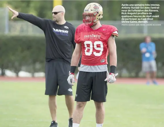  ??  ?? Après une semaine très intense, Antony Auclair (ici avec l’entraîneur de l’offensive des Ravens, Rick Angulo) profitera de quelques heures de répit avant de participer au East-West Shrine Game, demain.