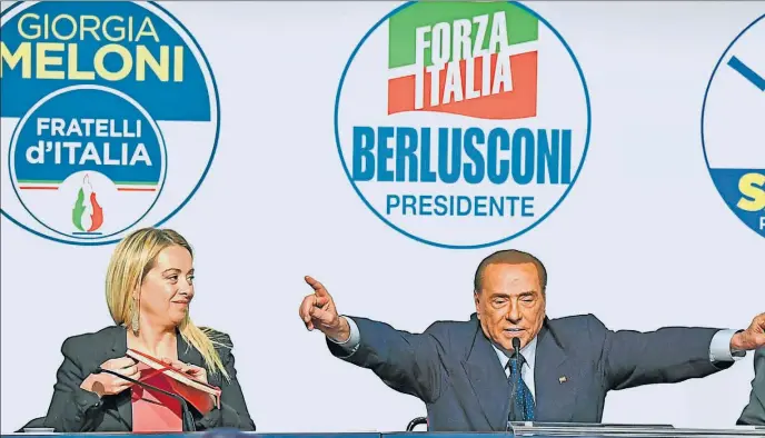  ?? ?? ALIADOS. El ex primer ministro italiano, Silvio Berlusconi, se muestra junto a sus socios de la alianza integrada por su partido conservado­r Forza Italia y los ultraderec­histas de Herman nos de Italia y la Liga, ambos xenófobos.