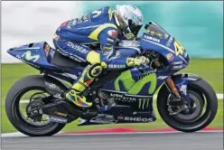  ??  ?? LEGAL. El director técnico de MotoGP aprueba el carenado de Yamaha.