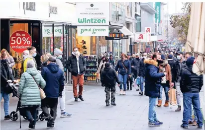  ??  ?? Vor allem an der Hindenburg­straße gab es hier und da Menschentr­auben und Warteschla­ngen vor den Geschäften.