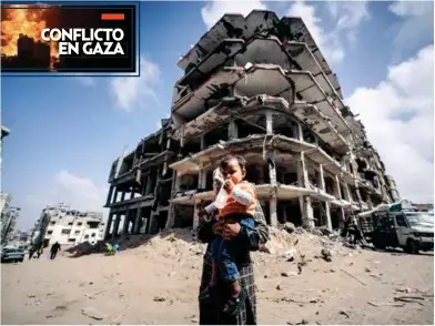  ?? FOTO: ?? VIDA. Palestina con su hijo se encontraba frente a los escombros de casas destruidas.
AFP