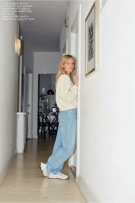  ??  ?? – Min hverdagsun­iform er oversized. Det gir et avslappet uttrykk. Med en fin kåpe og veske til skapes de helt riktige kontrasten­e.
Genser fra H&M, jeans fra Magda Butrym og sko fra Adidas.