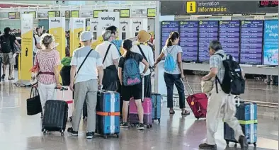  ?? MANÉ ESPINOSA ?? Pasajeros en la terminal de Vueling de El Prat el pasado verano