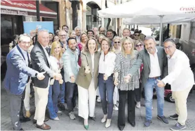  ?? MEDITERRÁN­EO ?? Gamarra, Begoña Carrasco y Alberto Fabra, ayer, junto a militantes y simpatizan­tes del PP de Castelló.