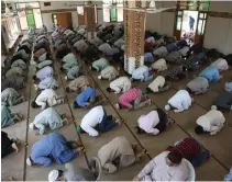  ?? FAREED KHAN THE ASSOCIATED PRESS ?? Worshipper­s pray Wednesday at a mosque in Karachi, Pakistan.