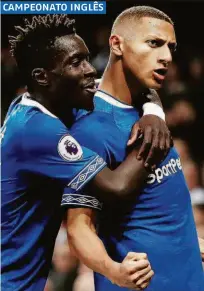  ??  ?? Richarliso­n é abraçado por Gueye após anotar o primeiro tento do Everton sobre o Brighton &amp; Hove