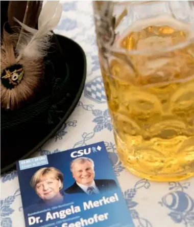  ?? FOTO BELGA ?? Met CSU’er Horst Seehofer als verantwoor­delij ke voor het Heimatmini­sterie leggen critici smalend de link naar bier, Lederhosen en Dirndl.