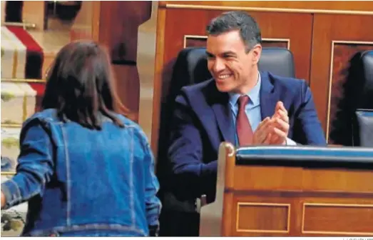  ?? J. J. GUILLÉN / EFE ?? El presidente del Gobierno, Pedro Sánchez, sonríe al pasar a su lado la portavoz socialista en el Congreso, Adriana Lastra, en el Pleno de ayer.