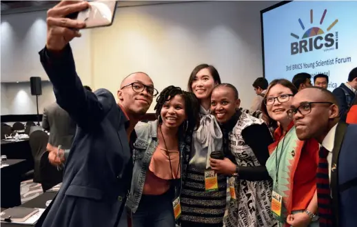  ?? ?? Huang Lizhi (third left) with young scholars from BRICS countries at the BRICS Young Scientist Forum in Durban, South Africa, on June 25, 2018