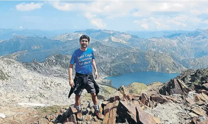  ??  ?? Jordi Puigneró, este verano, en la cumbre del pico Certascan (2 853 metros), en el Pallars Sobirà, con el lago del mismo nombre al fondo, en pleno Pirineo